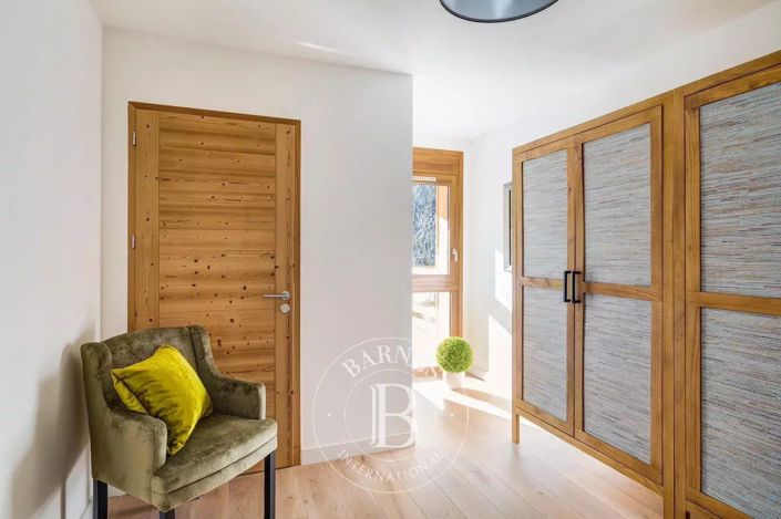 Image No.17-6 Bed House for sale