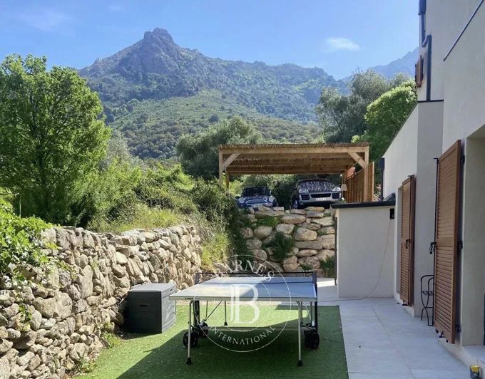 Image No.6-5 Bed House for sale