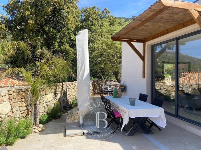 Image No.8-5 Bed House for sale