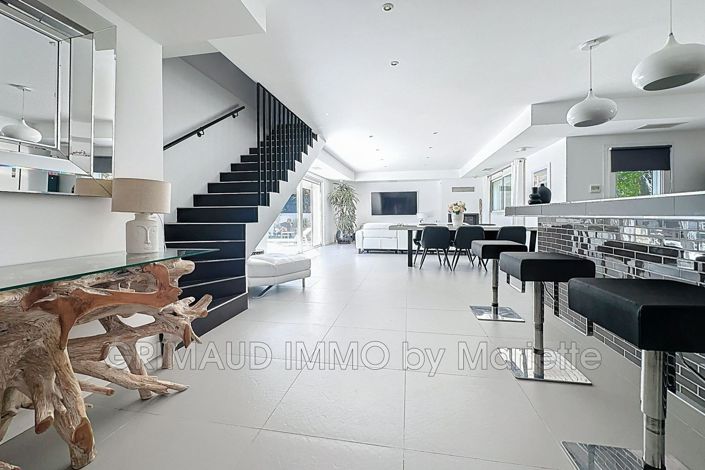 Image No.9-4 Bed House for sale