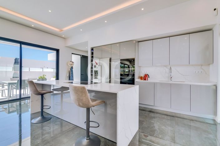 Image No.17-4 Bed House for sale