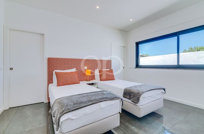 Image No.26-4 Bed House for sale