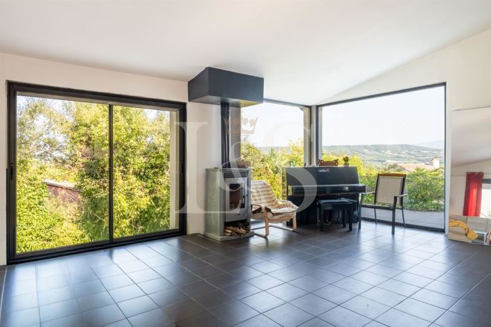 Image No.6-5 Bed House for sale