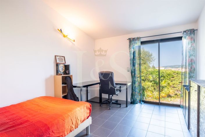 Image No.8-5 Bed House for sale