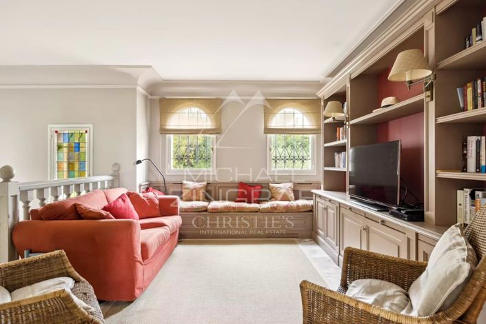 Image No.8-6 Bed House for sale