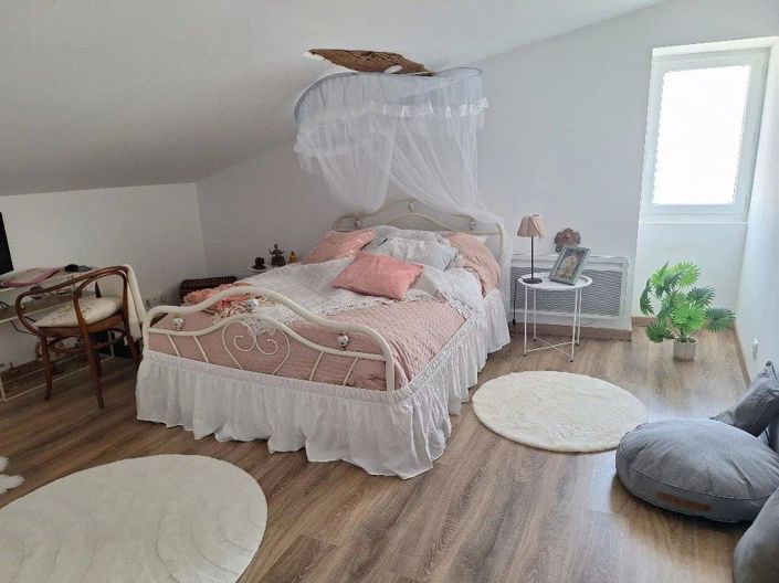 Image No.8-4 Bed House for sale