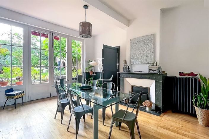 Image No.10-6 Bed Property for sale