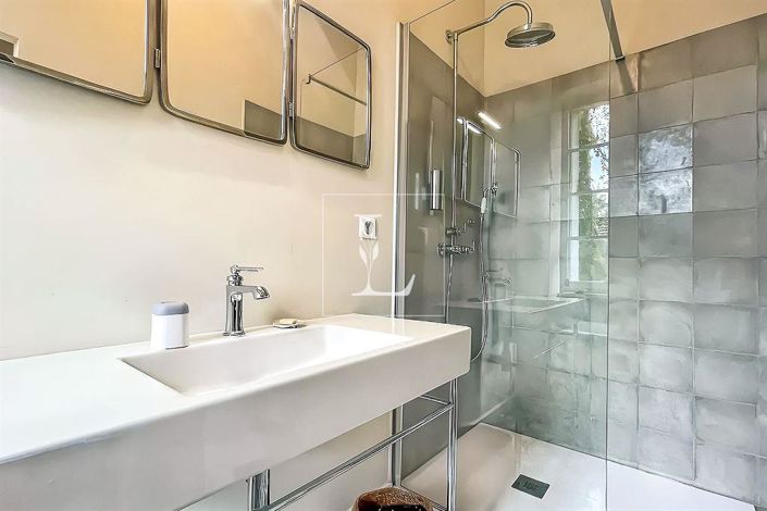 Image No.16-6 Bed Property for sale