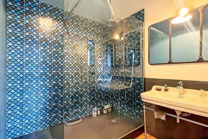 Image No.18-6 Bed Property for sale