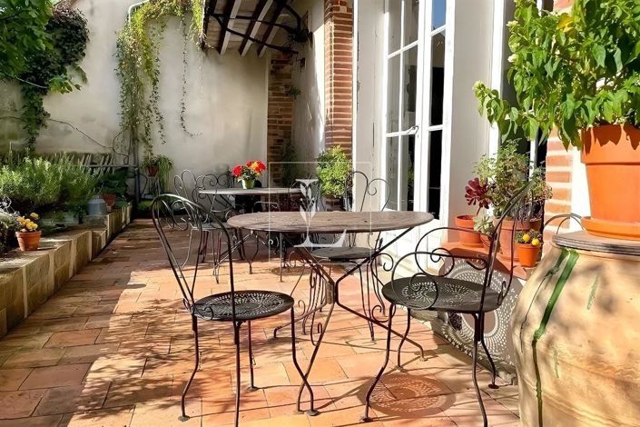 Image No.2-6 Bed Property for sale