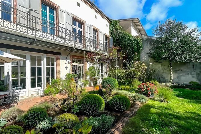 Image No.5-6 Bed Property for sale