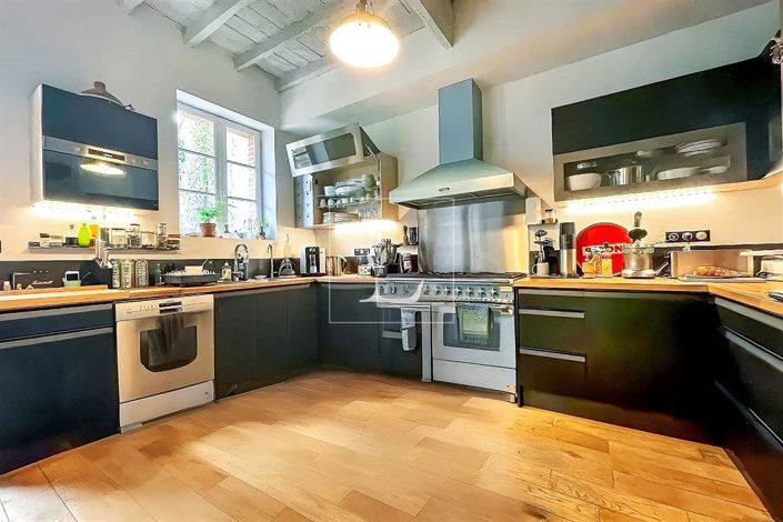 Image No.9-6 Bed Property for sale