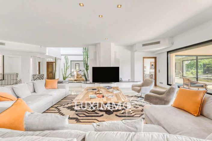 Image No.6-6 Bed House for sale