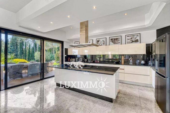 Image No.8-6 Bed House for sale