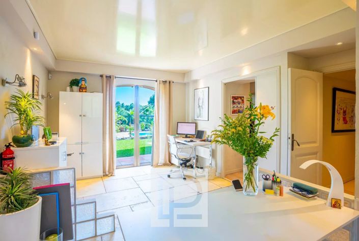 Image No.24-6 Bed House for sale