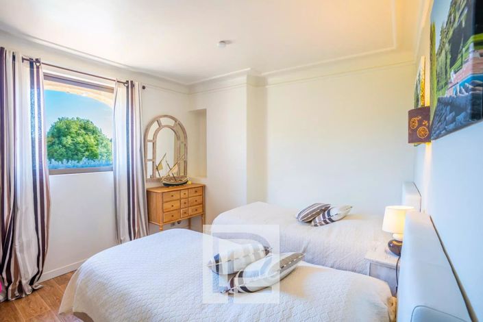 Image No.31-6 Bed House for sale