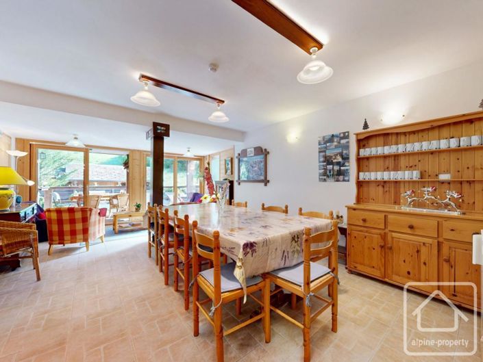 Image No.2-8 Bed Property for sale