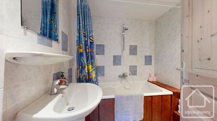 Image No.32-8 Bed Property for sale