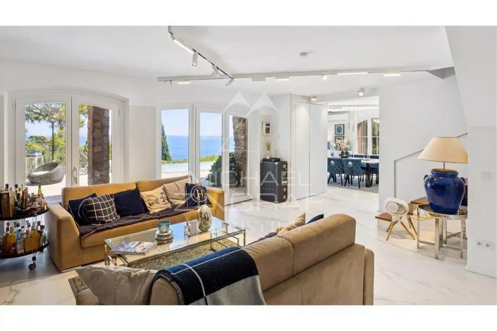 Image No.8-6 Bed House for sale