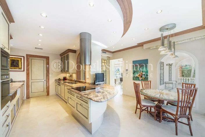 Image No.9-5 Bed House for sale