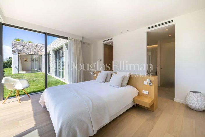 Image No.19-5 Bed House for sale