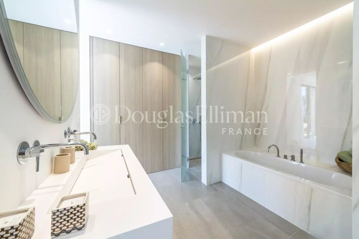 Image No.20-5 Bed House for sale