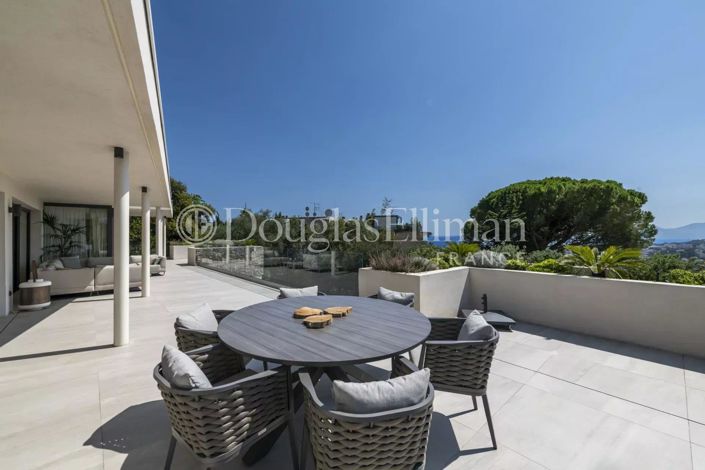 Image No.8-5 Bed House for sale