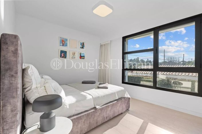 Image No.8-5 Bed House for sale