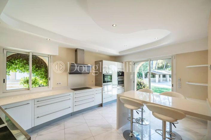 Image No.6-8 Bed House for sale