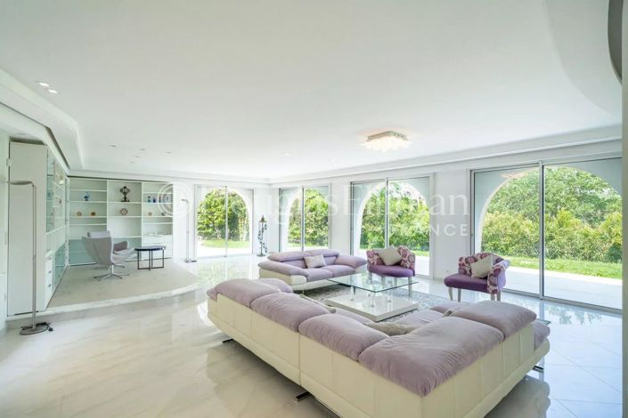 Image No.7-8 Bed House for sale