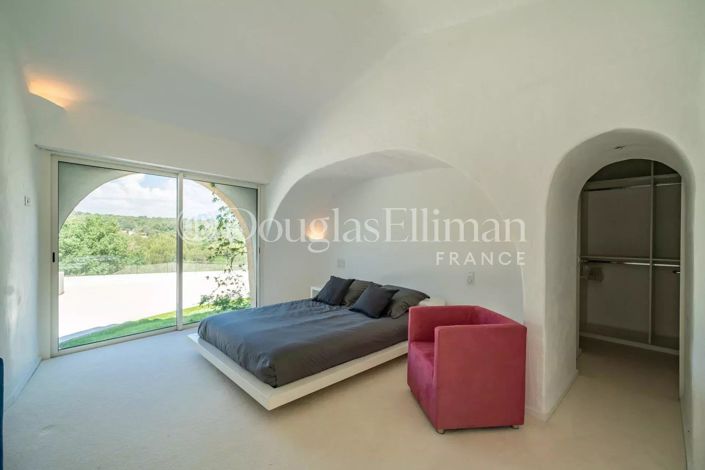 Image No.8-8 Bed House for sale