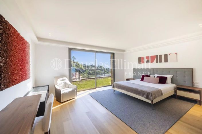 Image No.8-5 Bed House for sale