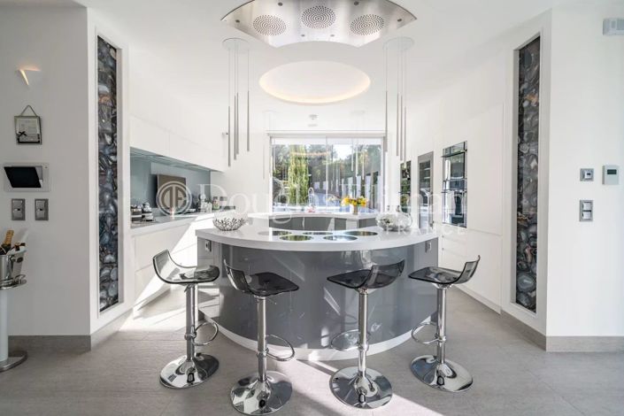 Image No.9-6 Bed House for sale