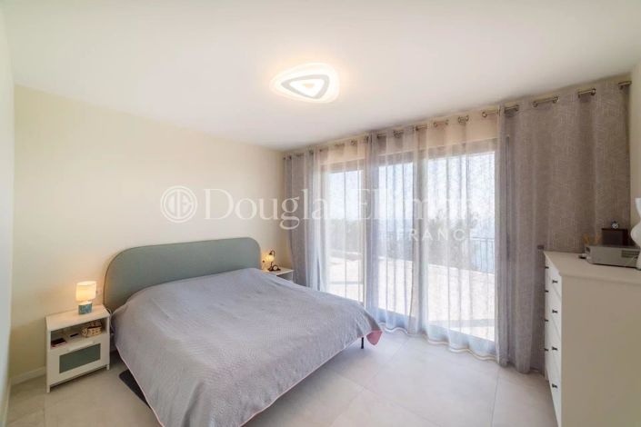 Image No.10-4 Bed House for sale