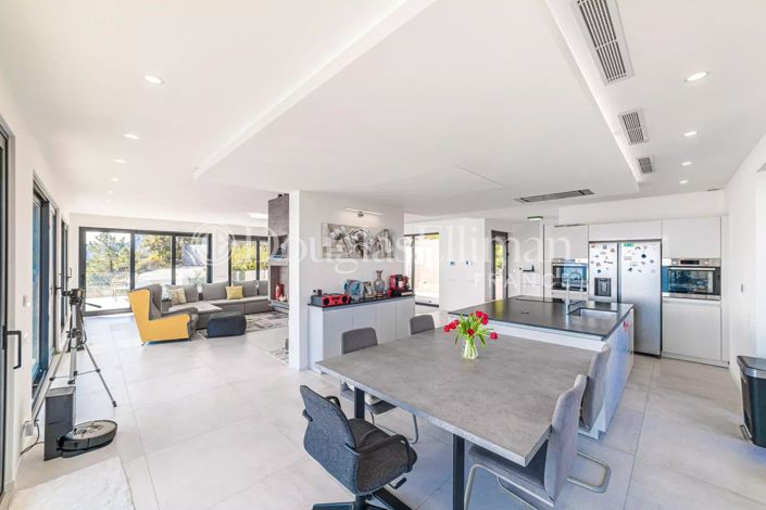 Image No.8-4 Bed House for sale