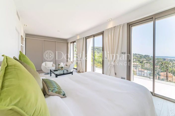 Image No.8-5 Bed House for sale