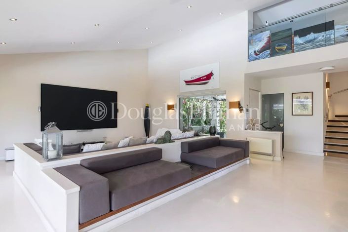 Image No.11-5 Bed House for sale