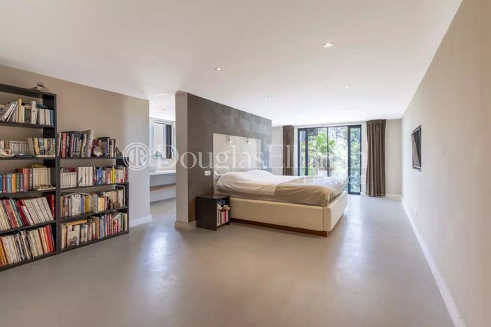 Image No.12-5 Bed House for sale