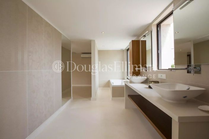 Image No.5-5 Bed House for sale