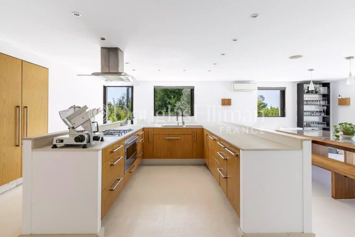 Image No.6-5 Bed House for sale