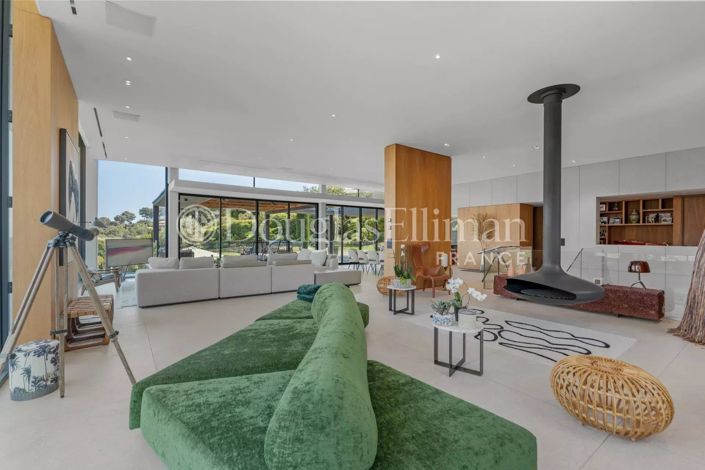 Image No.10-6 Bed House for sale