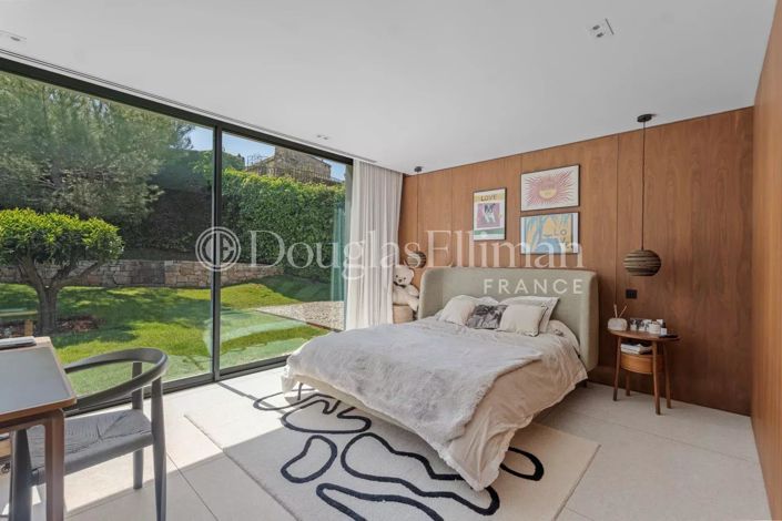 Image No.11-6 Bed House for sale