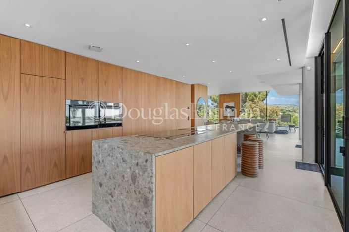 Image No.6-6 Bed House for sale