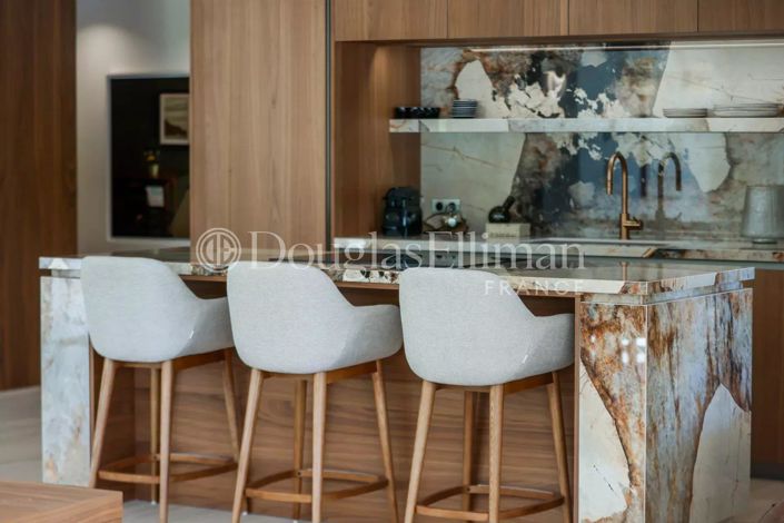 Image No.6-5 Bed House for sale