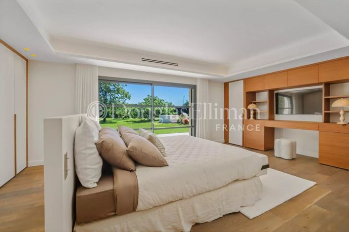 Image No.8-5 Bed House for sale