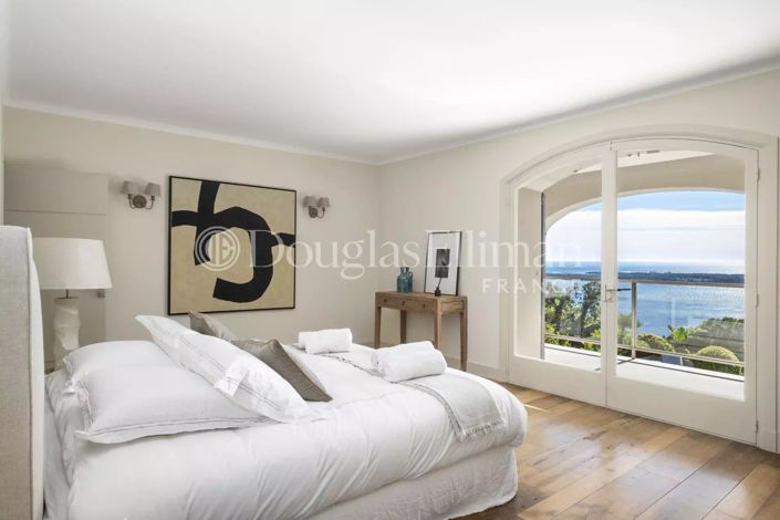 Image No.6-6 Bed House for sale