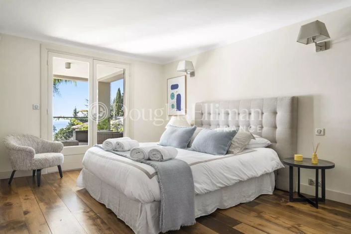 Image No.9-6 Bed House for sale