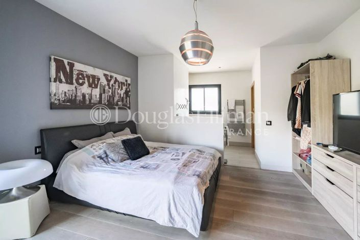 Image No.9-3 Bed House for sale