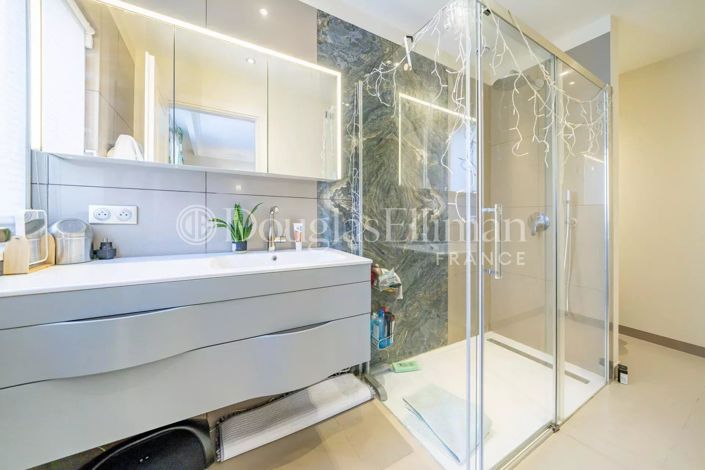 Image No.8-5 Bed House for sale