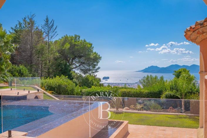 Image No.3-6 Bed House for sale